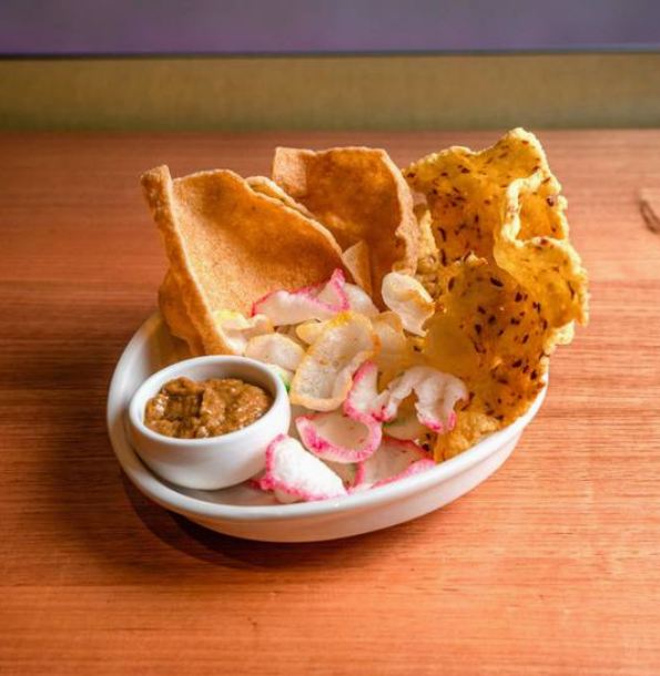 Crackers with peanut sauce