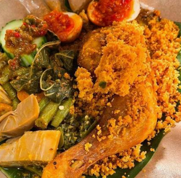 Nasi Kapau Ayam Goreng Kremes