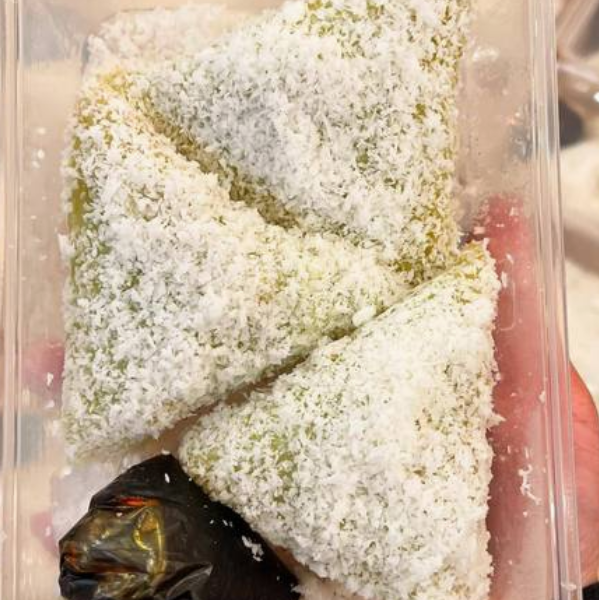 Kue Lupis / triangle glutionus rice dumpling