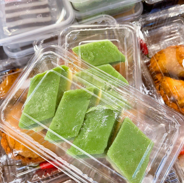 Kuih Seri muka (Pandan Custard Rice Dessert)