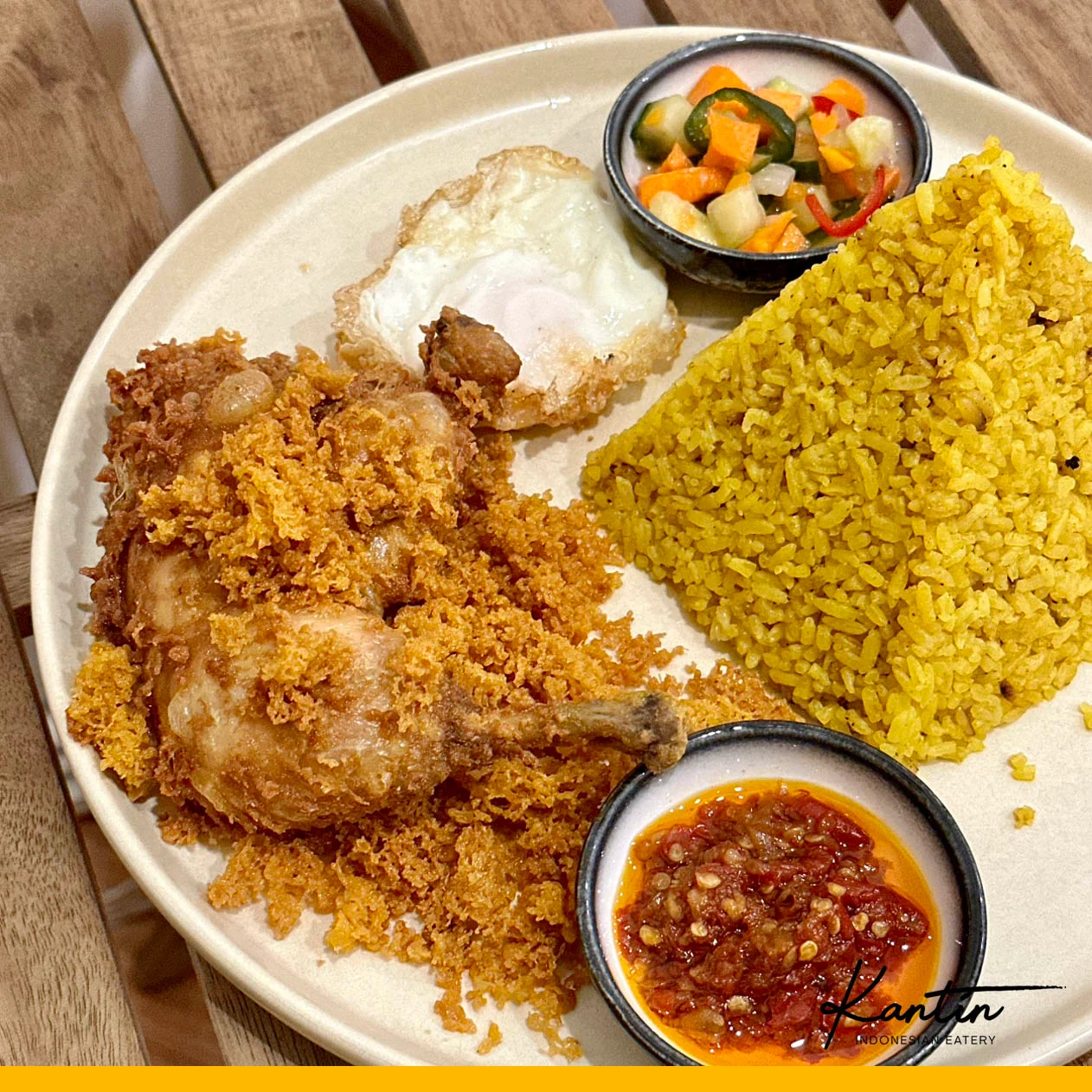 Nasi Kuning Manado Ayam Goreng Kremes