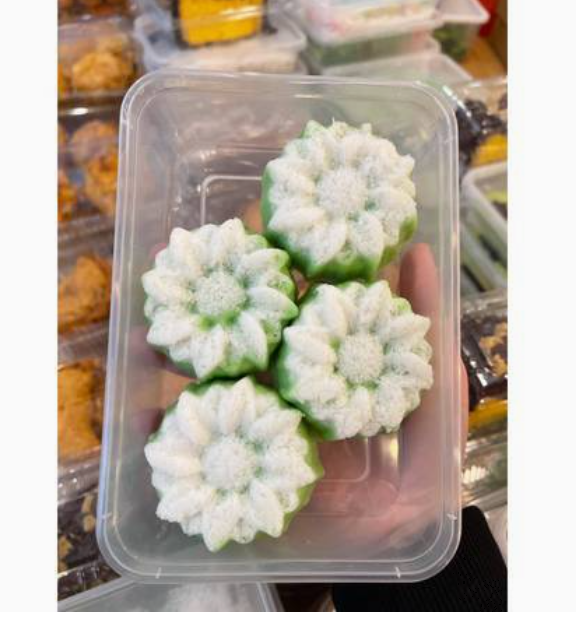 Putu Ayu (Indonesian Steamed Pandan Cake With Coconut)