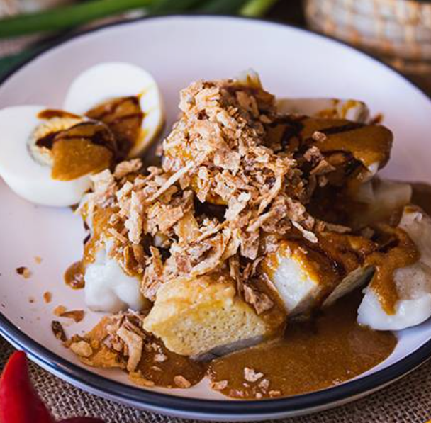 Indonesian Dim Sum with Peanut Sauce