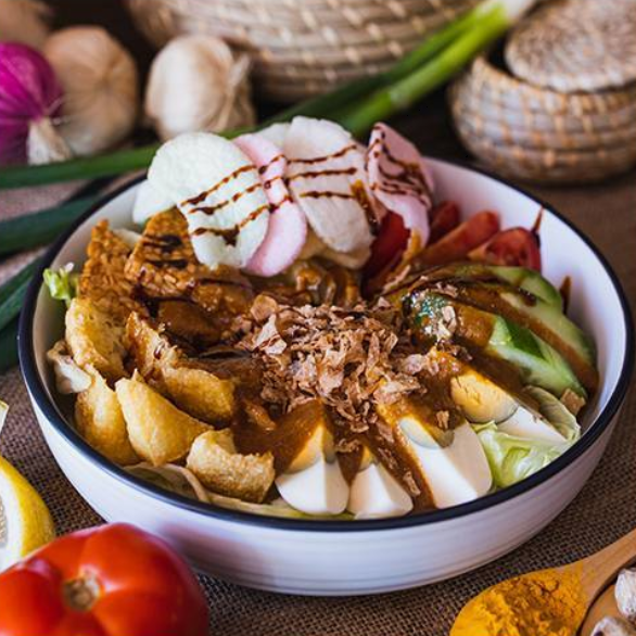 Mixed Salad with Peanut Sauce (V)