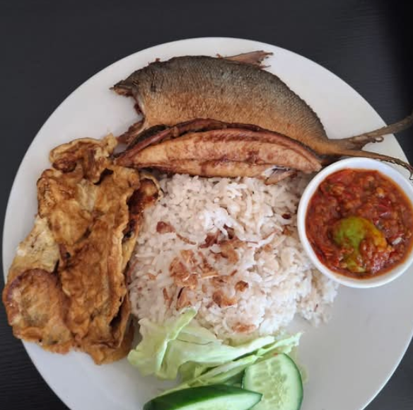 Lalapan bandeng (Fried Milk fish)