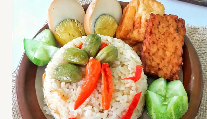 Javanese Coconut Rice with Crispy Anchovies/ Nasi Liwet Teri